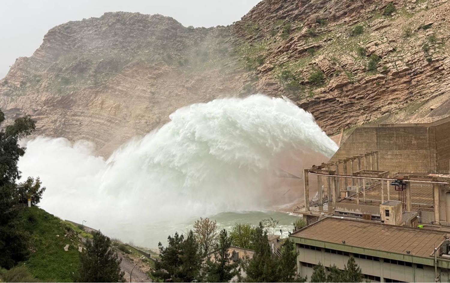 إطلاق كميات كبيرة من مياه سد دربنديخان عقب امتلائه-رووداو 