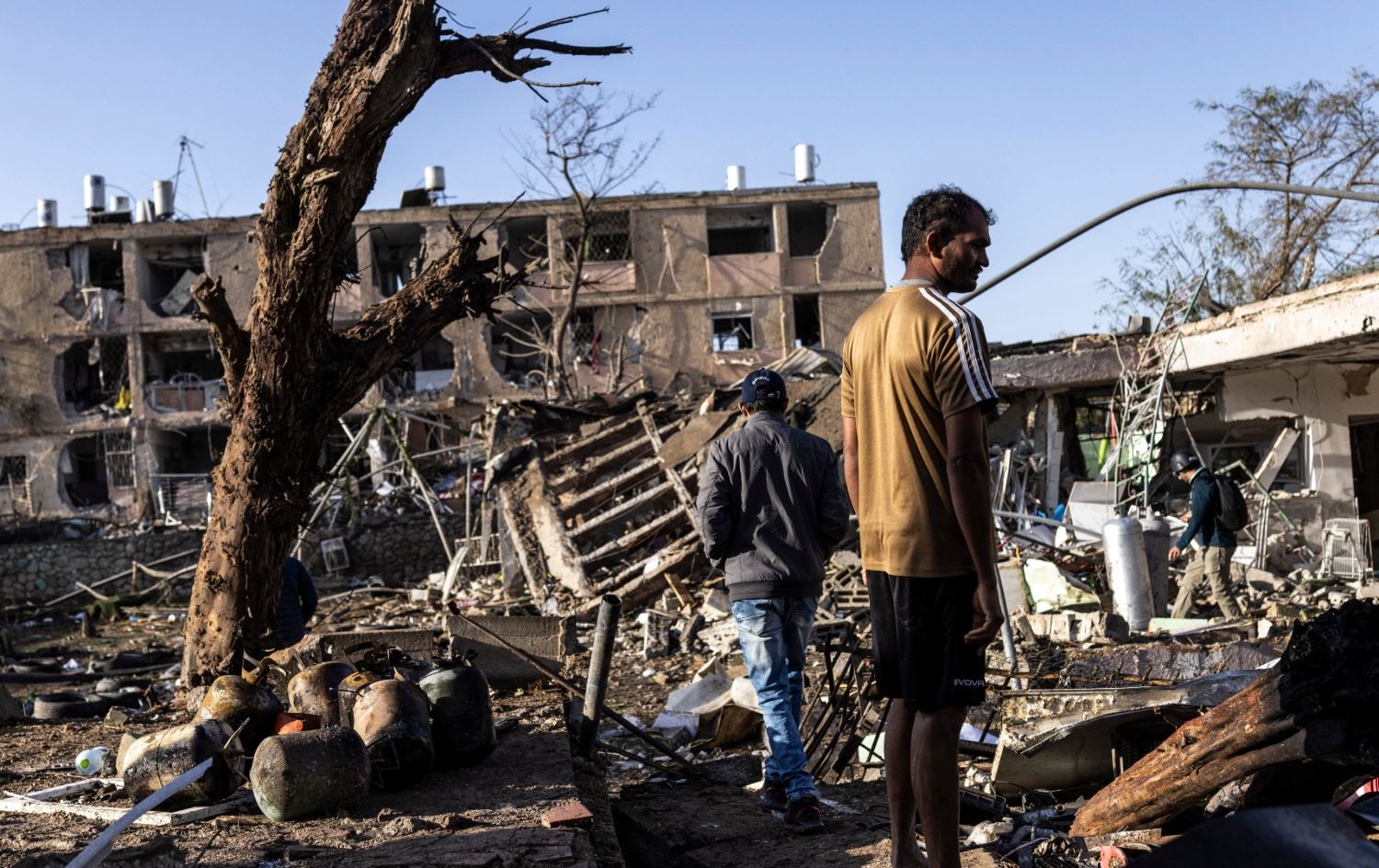 الدمار الذي خلّفه صاروخ إيراني في ديمونا-AFP