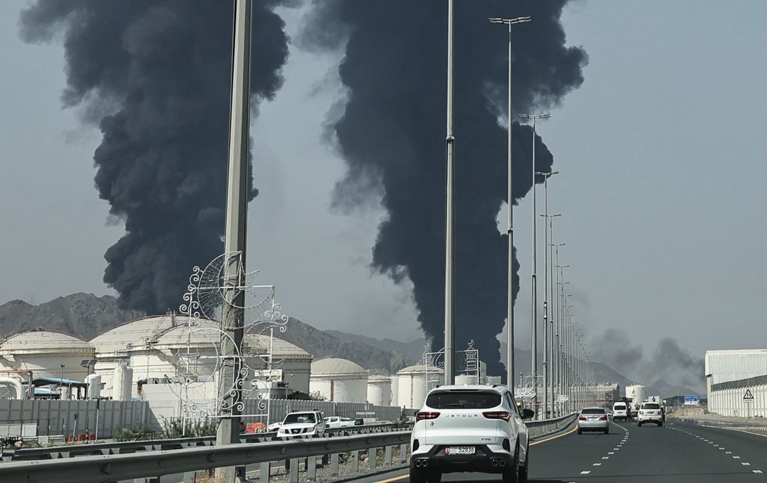 تصاعد الدخان من منشأة طاقة في إمارة الفجيرة بعد هجوم إيراني-AFP