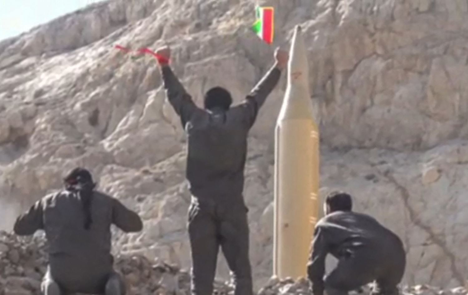 لقطة من فيديو مأخوذة من مشاهد نشرها الحرس الثوري الإيراني لإطلاق صاروخ في 21 آذار