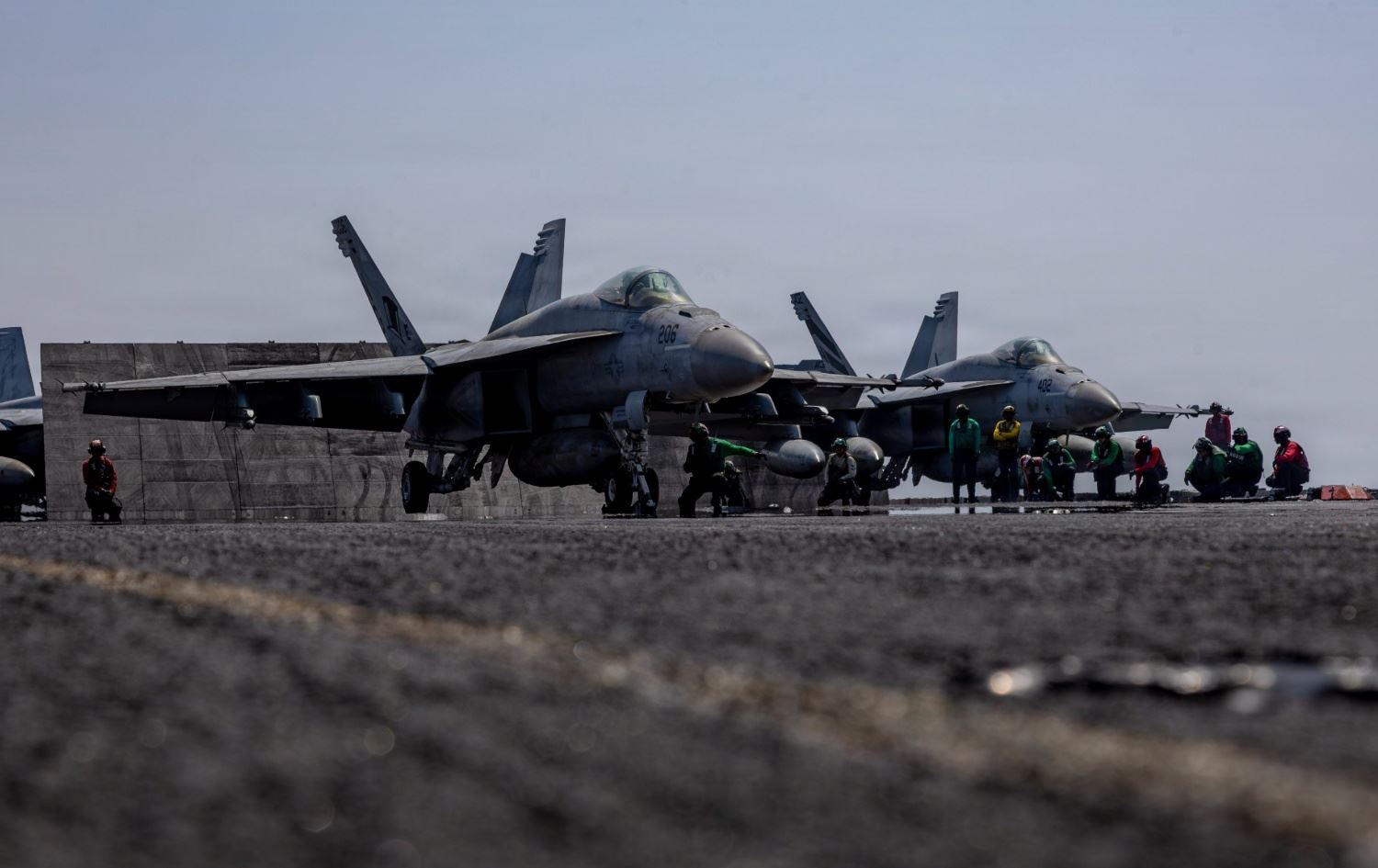 مقاتلان على متن حاملة الطائرات "أبراهام لينكولن"-Centcom