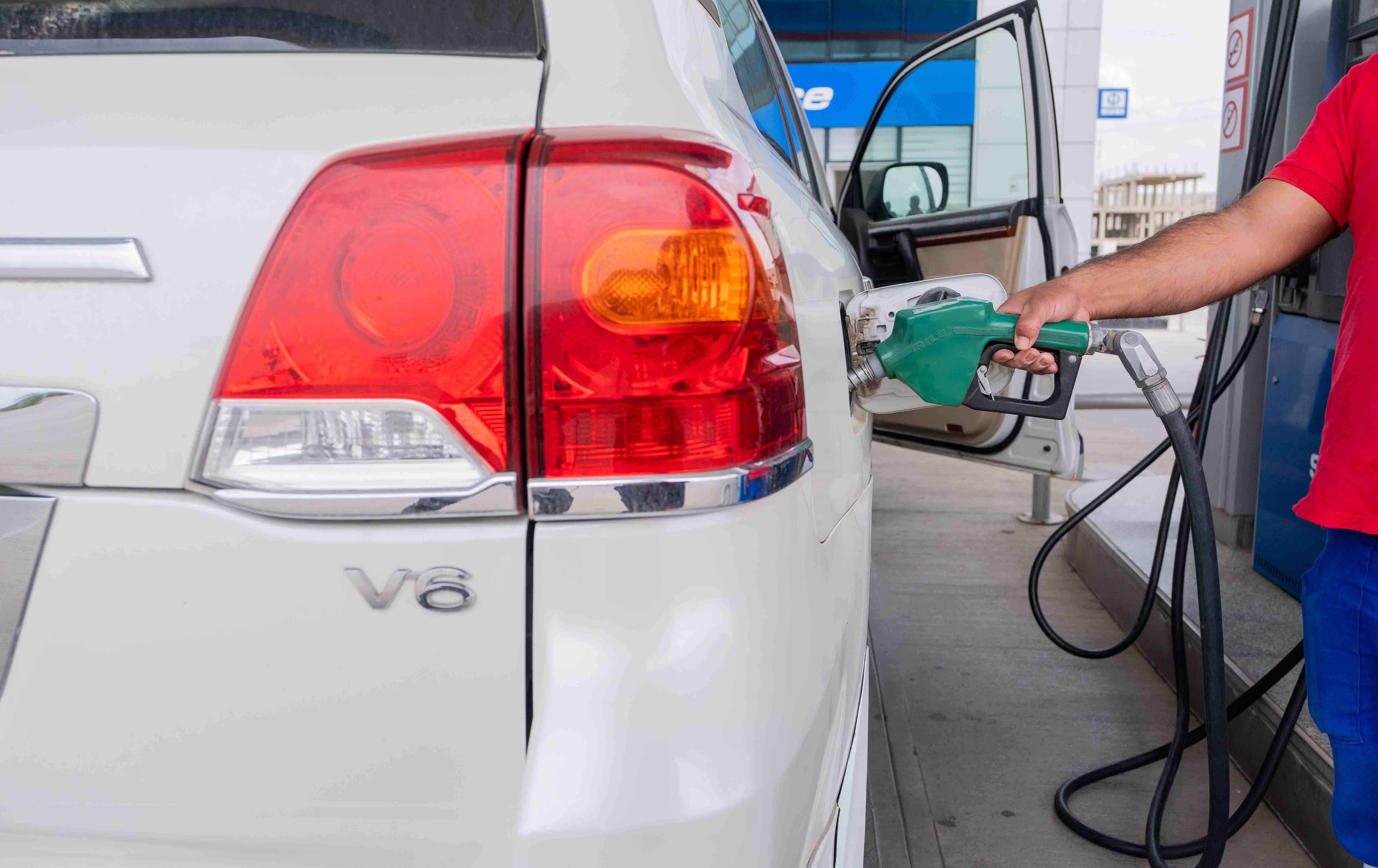 سائق يعبئ سيارته بالبنزين في إحدى محطات أربيل/ بلند طاهر - رووداو