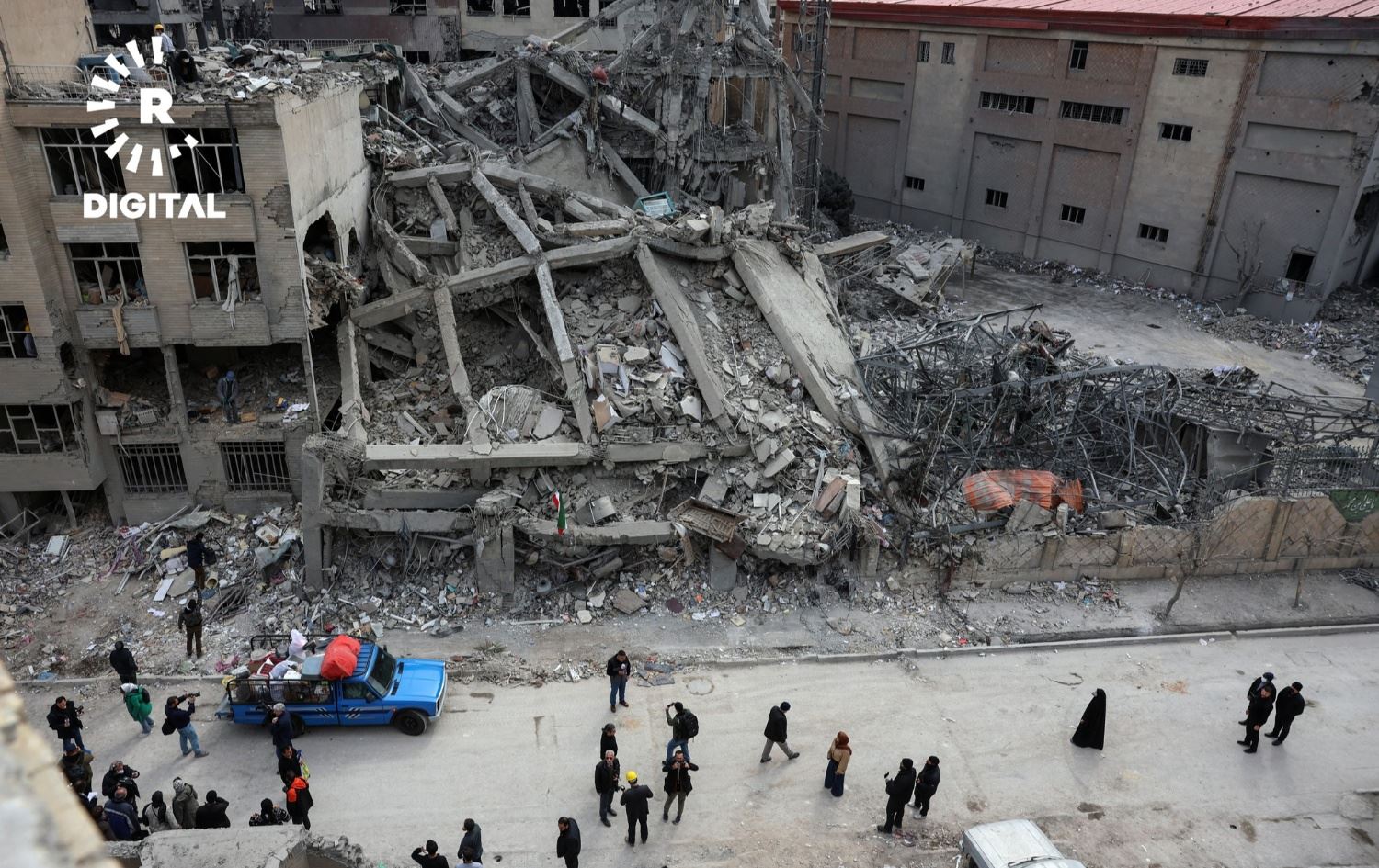 اثار قصف أميركي - اسرائيلي على مبنى في ايران