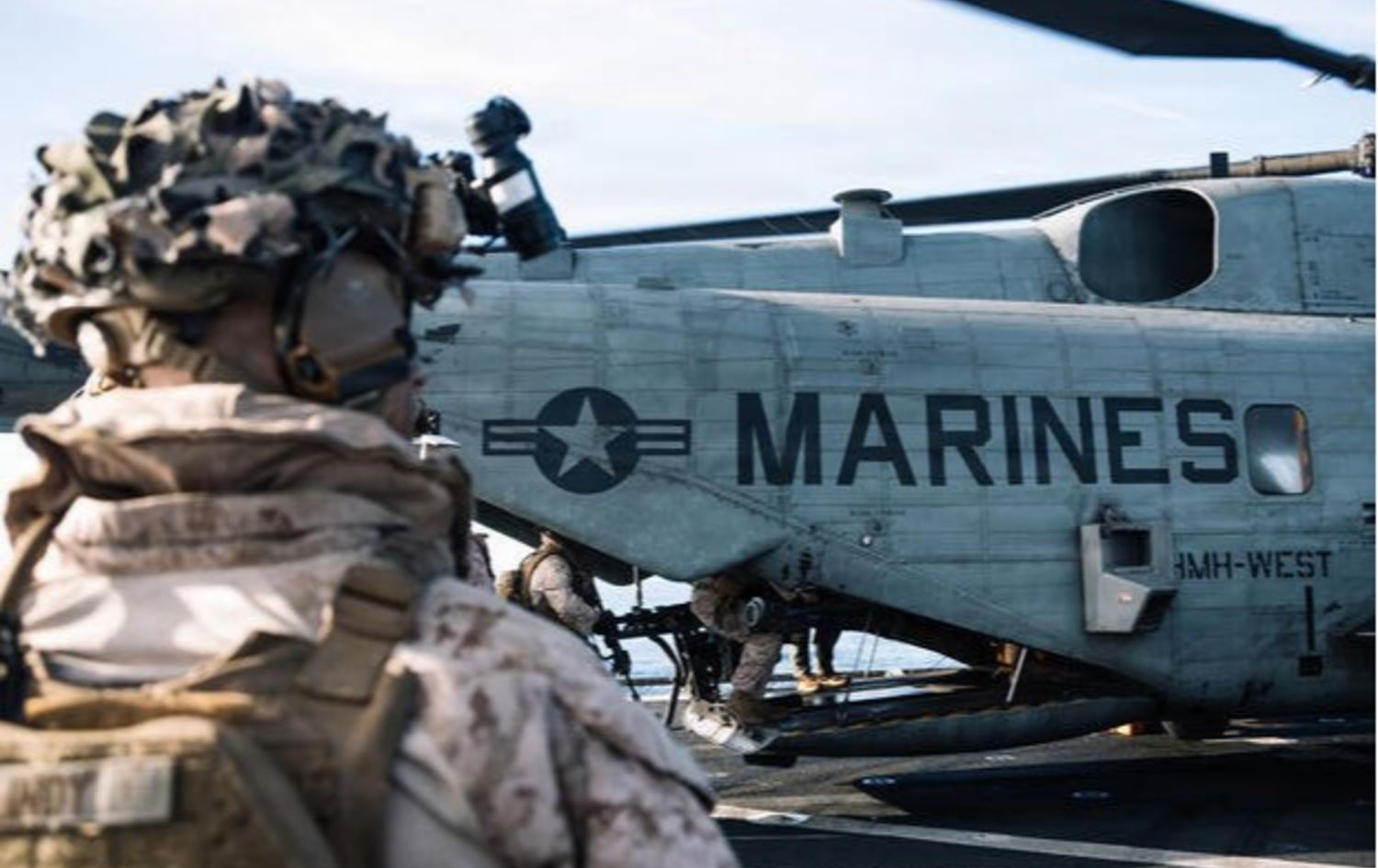 عدد من جنود الماريزن الأميركيين عند النقل