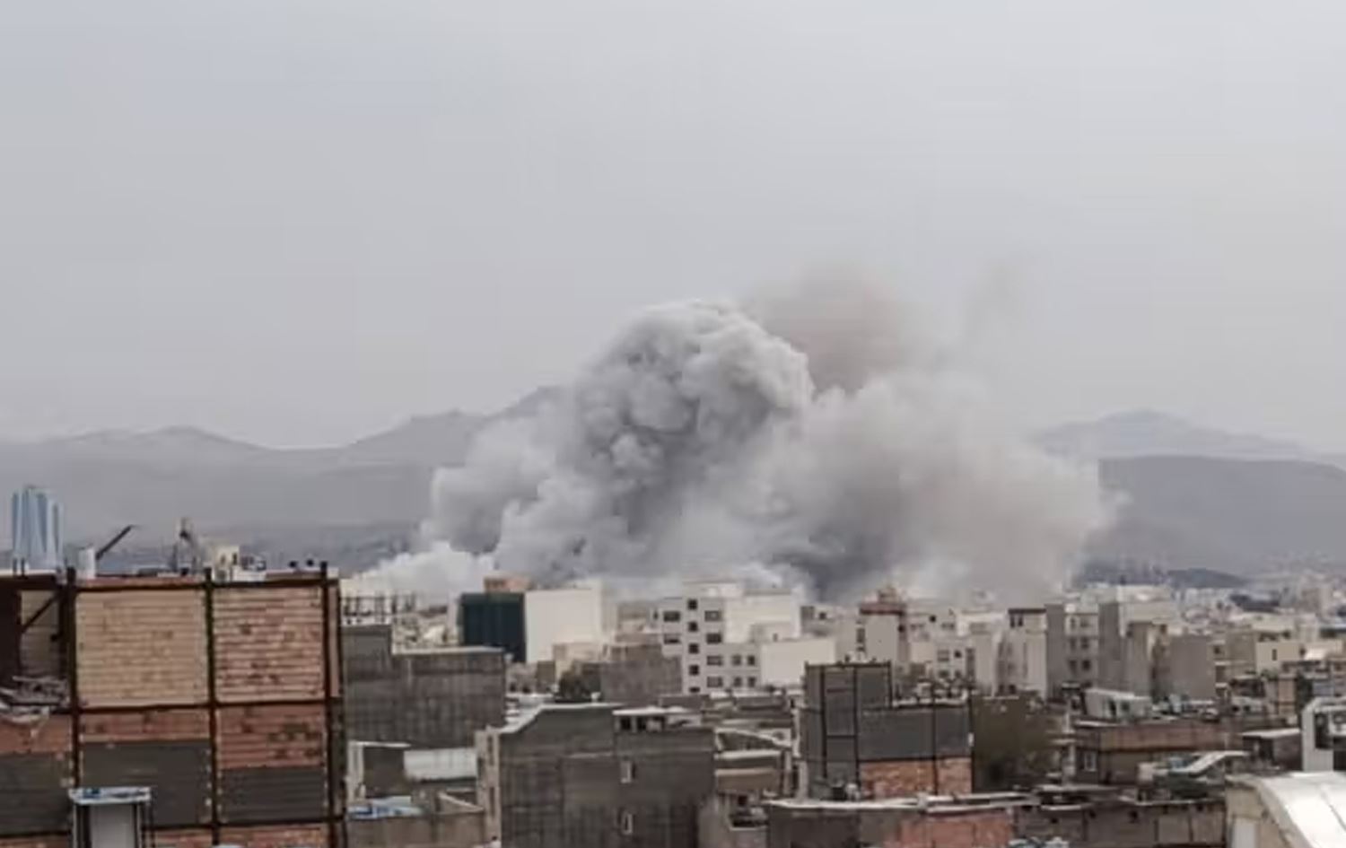 دیمەنی بەرزبوونەوەی دووکەڵ لە ناوچەیەکی تاران