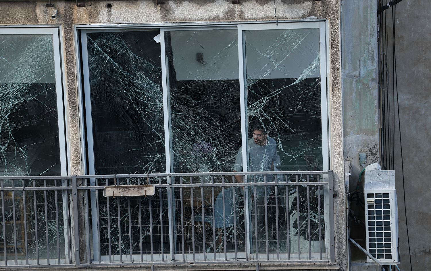 صواريخ إيرانية تصيب مبنى في إسرائيل 