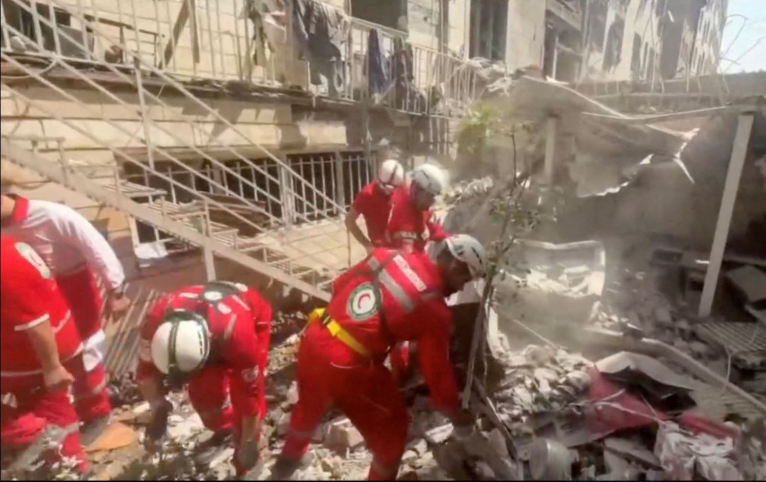 ژمارەیەک کارمەندی مانگی سووری ئێران. وێنە رۆیتەرز