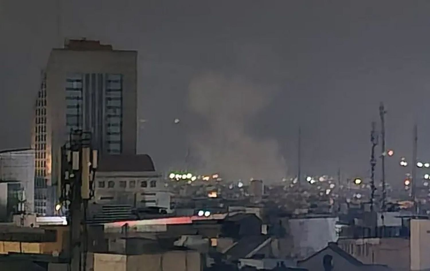 بەرزبوونەوەی دووکەڵ لە ناوچەیەکی تاران