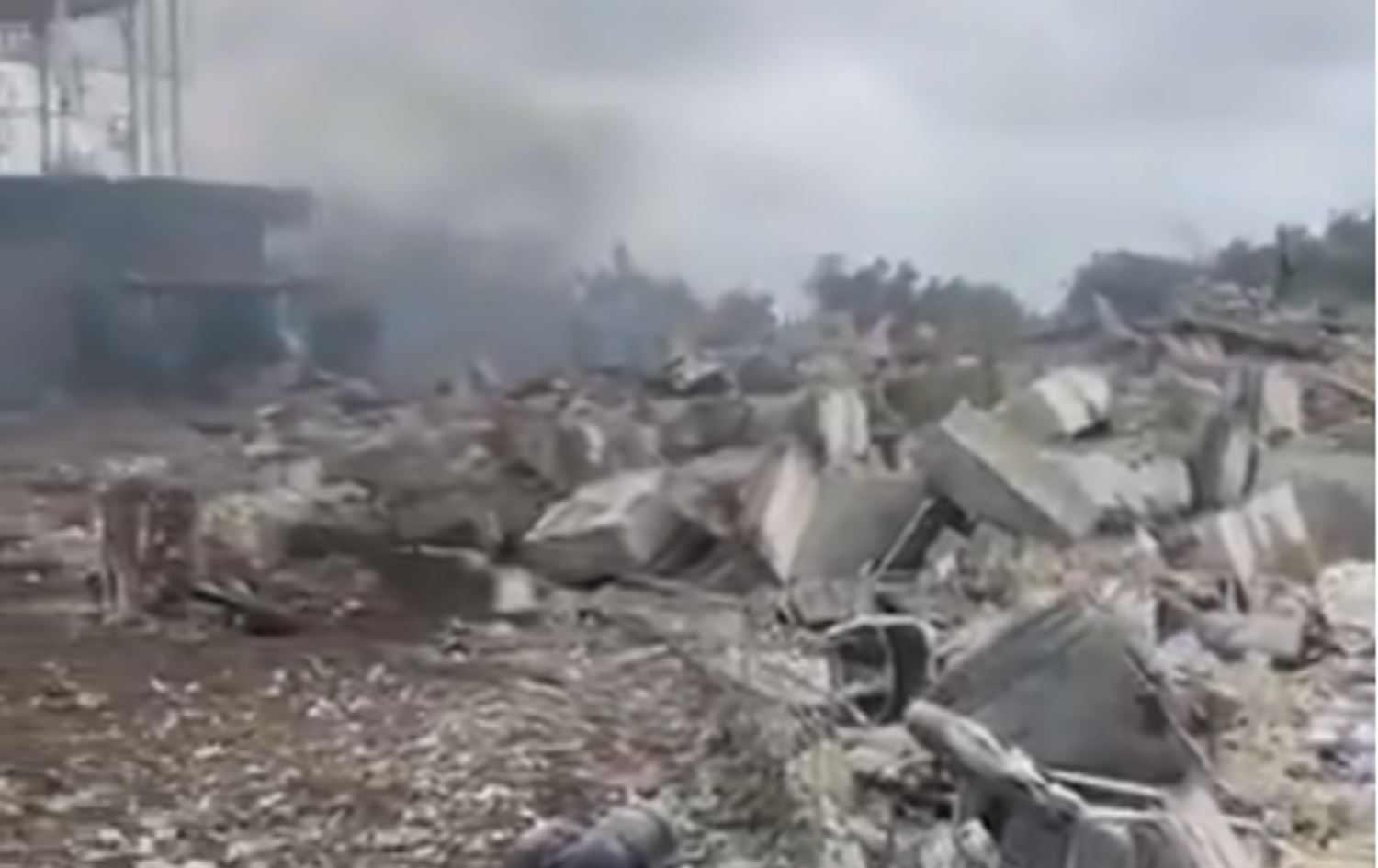 اثار القصف على مستوصف الحبانية