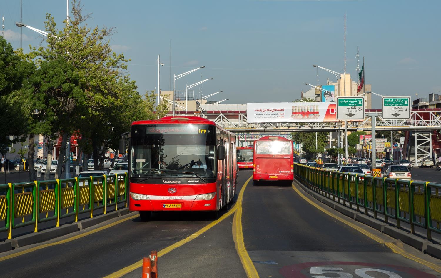 پاسێک لە شەقامێکی تاران