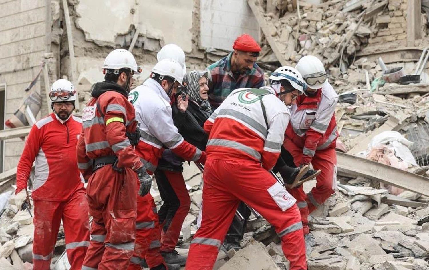 رزگارکردنی ژنێکی بەتەمەن لەناو داروپەردووی بینایەک کە بە بۆردوومانی ئەمریکا/ئیسرائیل خاپوور بووە