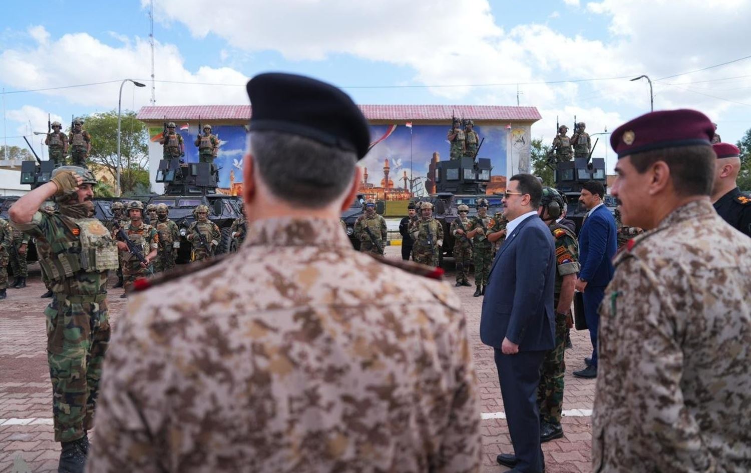 محەممەد شیاع سودانی، سەرۆکوەزیرانی عێراق لەگەڵ ژمارەیەک لە سەربازانی عێراق