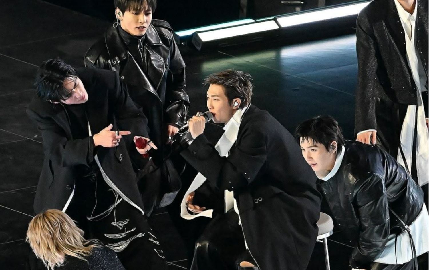 تەواوی گرووپەکە بەیەکەوە گۆرانی دەڵێن