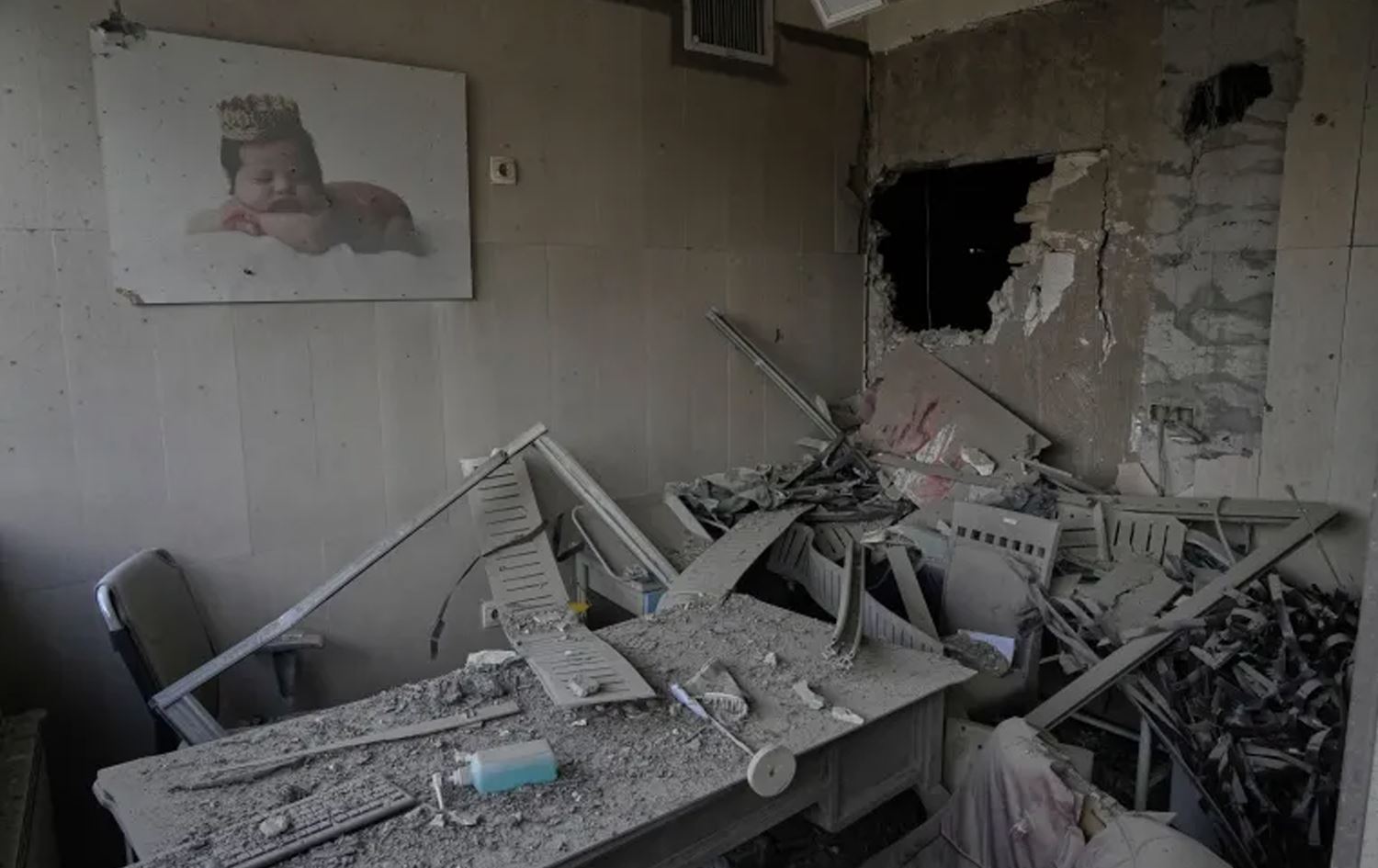 وێرانبوونی نەخۆشخانەیەک لە ئێران. وێنە: AP