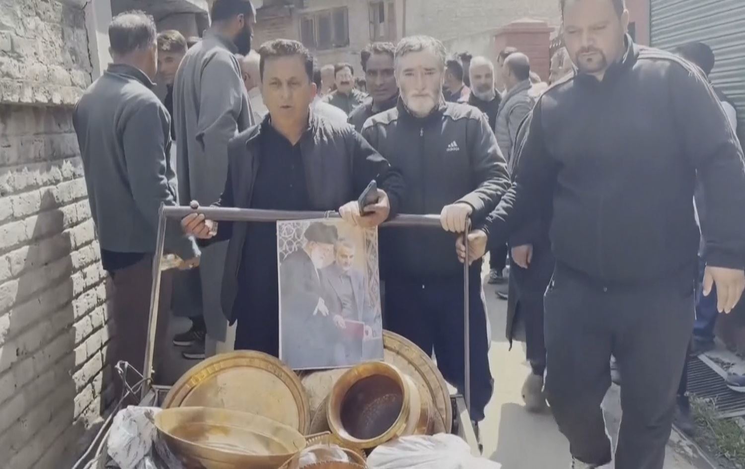 خەڵک لە کشمیر هاوکاری بۆ ئێران کۆدەکەنەوە