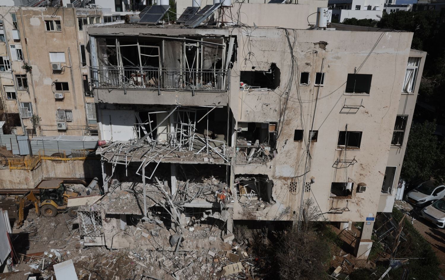 مبنى متضرر من القصف الإيراني في تل أبيب-AFP