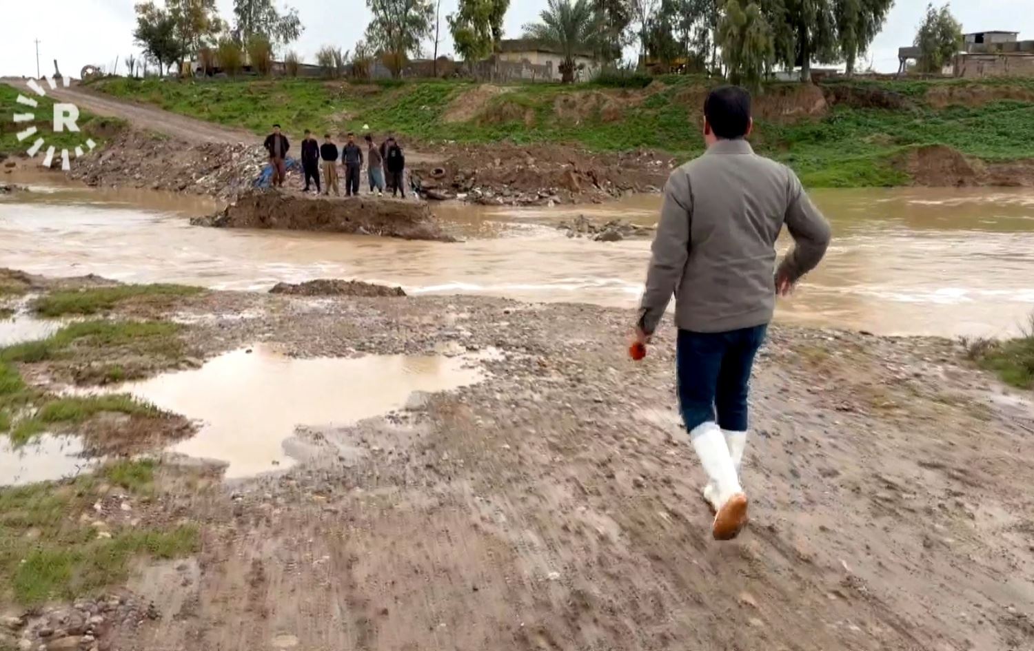 پەیامنێری رووداو لە نزیک پردەکە