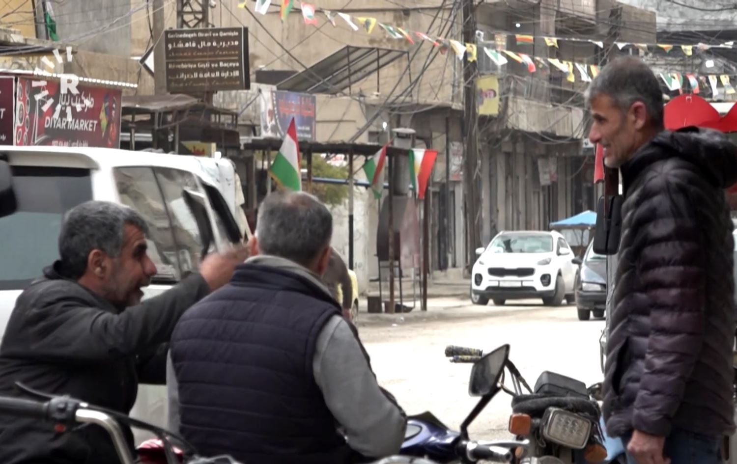 ژمارەیەک هاونیشتیمانی لە شاری قامیشلۆ