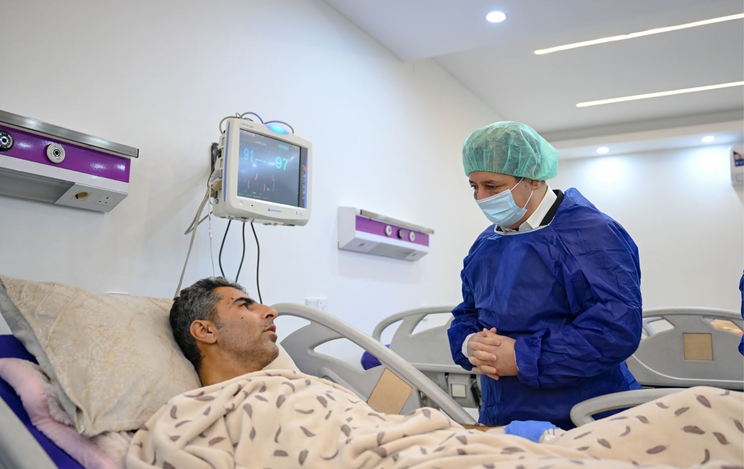 مەسرور بارزانی لە کاتی بەسەرکردنەوەی پێشمەرگەیەکی بریندار