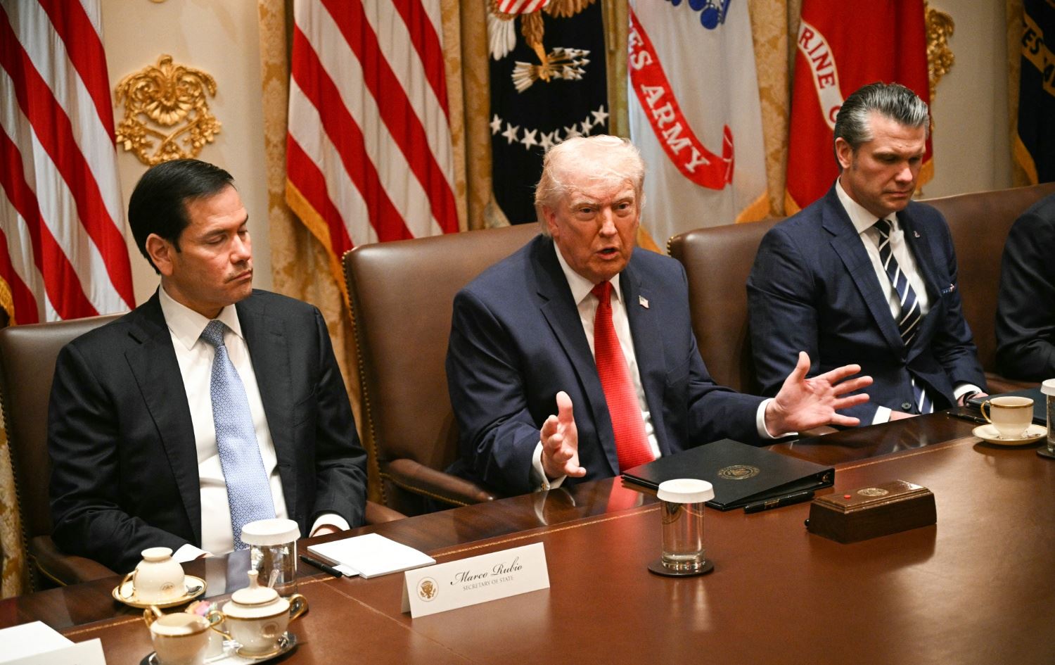 دۆناڵد ترەمپ، سەرۆکی ئەمریکا لەگەڵ وەزیری دەرەوە و بەرگریی وڵاتەکەی