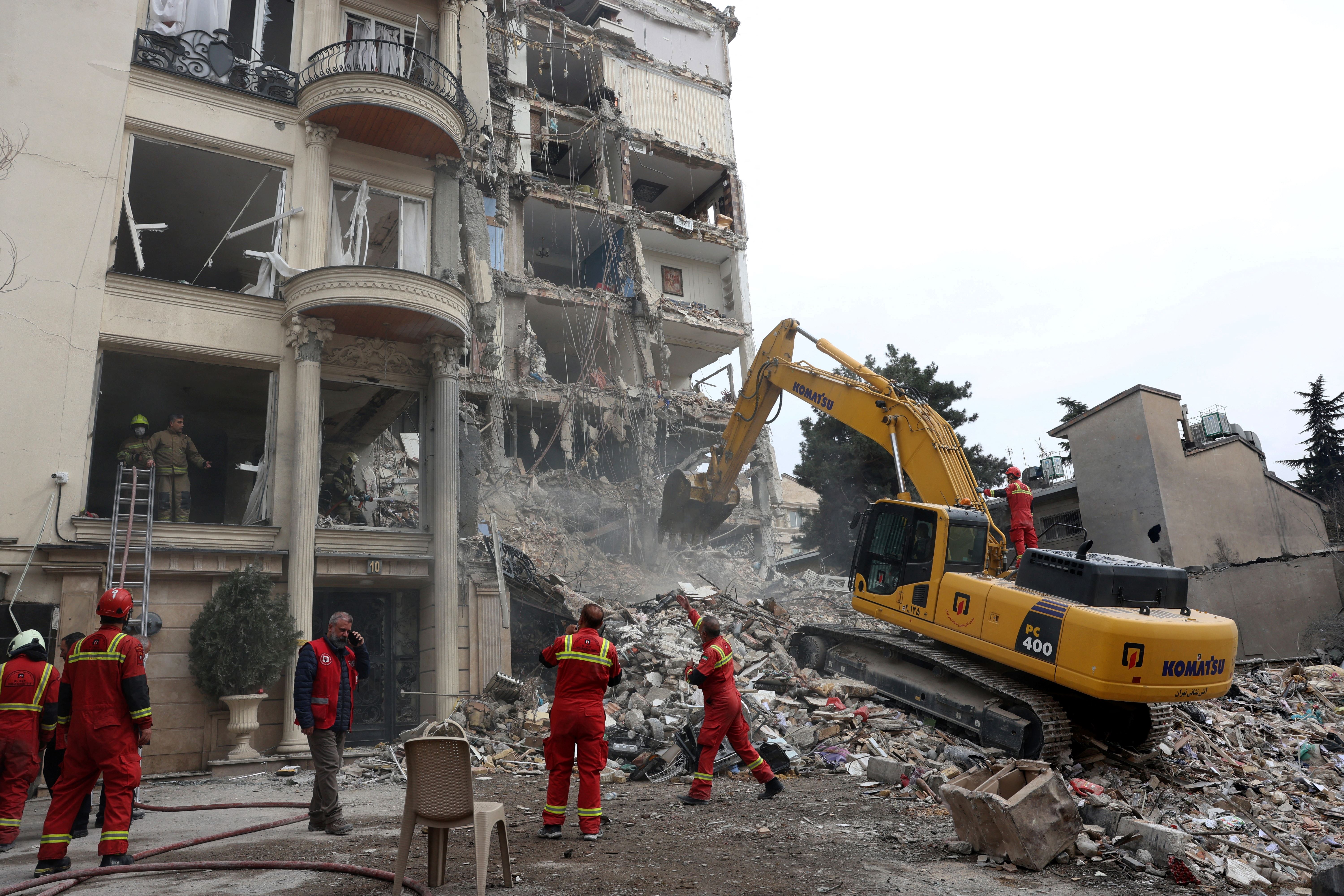 وێنەی باڵەخانەیەک لە تاران کە زیانی پێگەیشتووە؛ وێنە:AFP