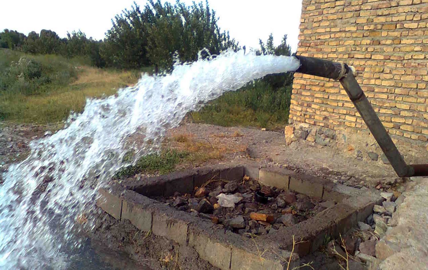 بۆرییەک ئاو کە لە بیرێک دێتە دەرەوە