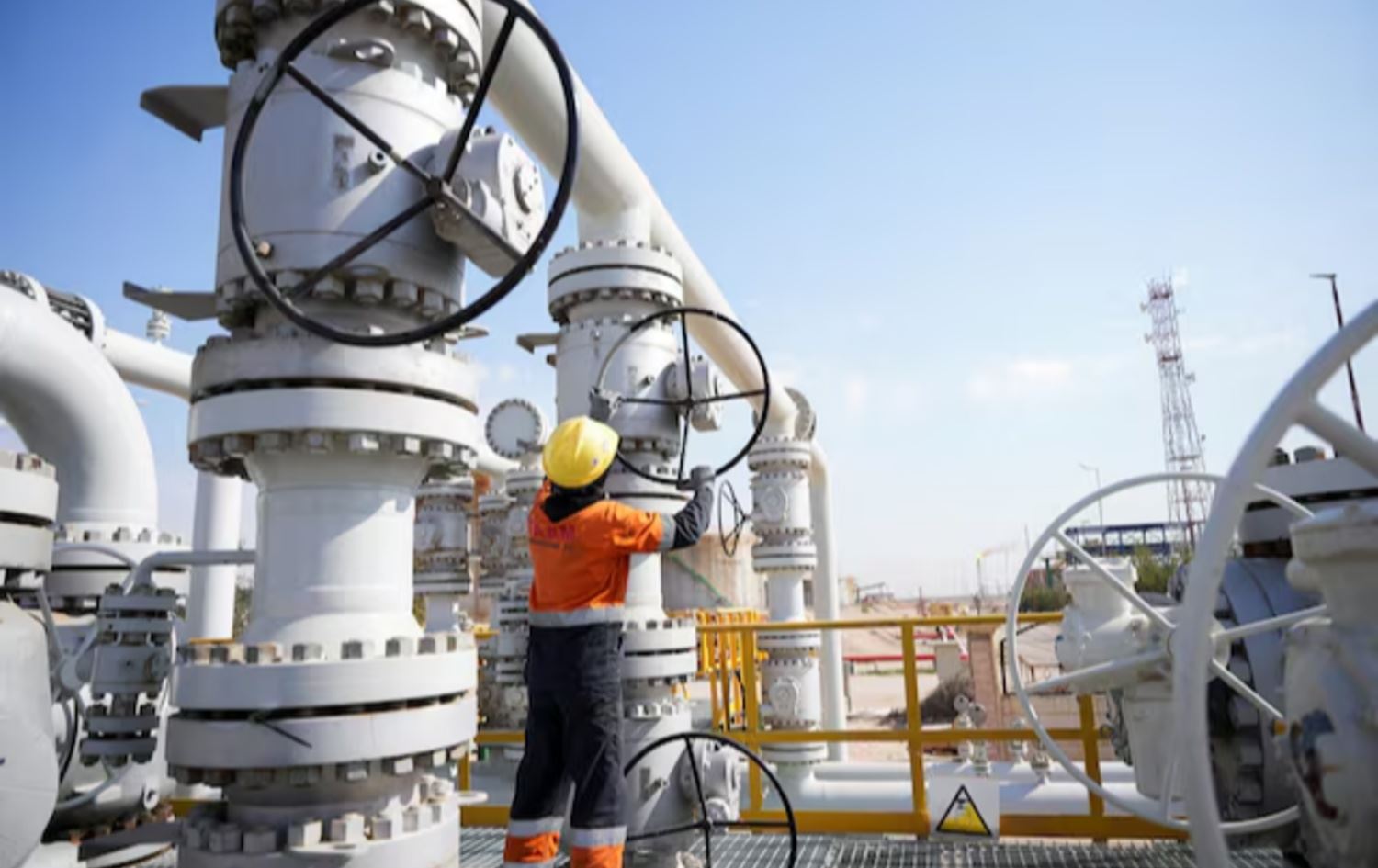 عامل يشغّل صمامات في حقل الرميلة النفطي-Reuters