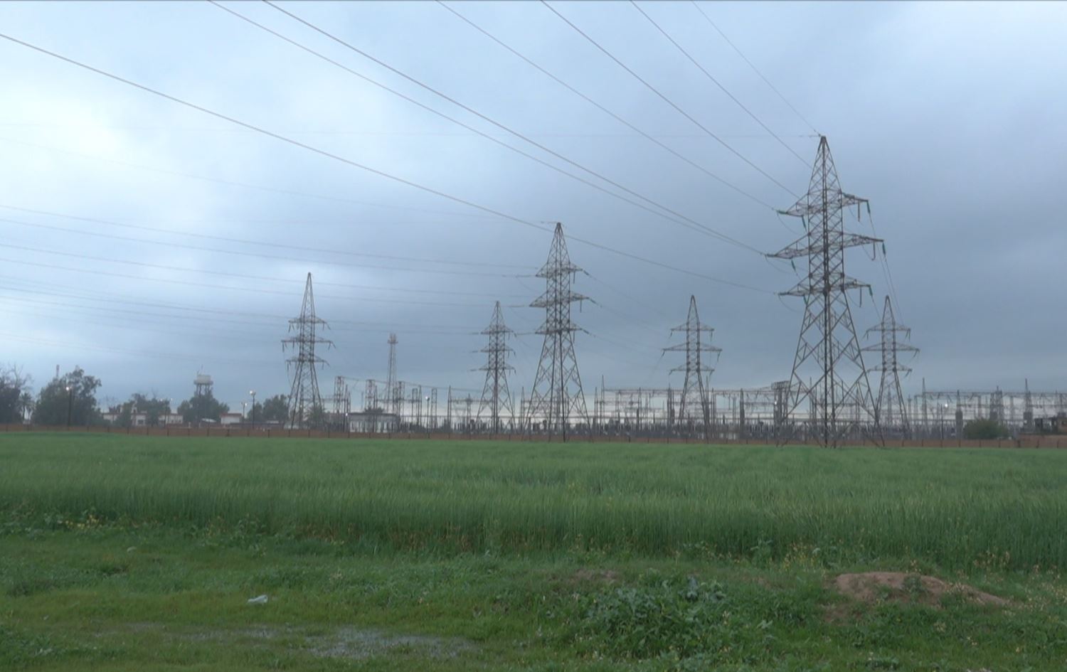 أعمدة لنقل الطاقة في كركوك