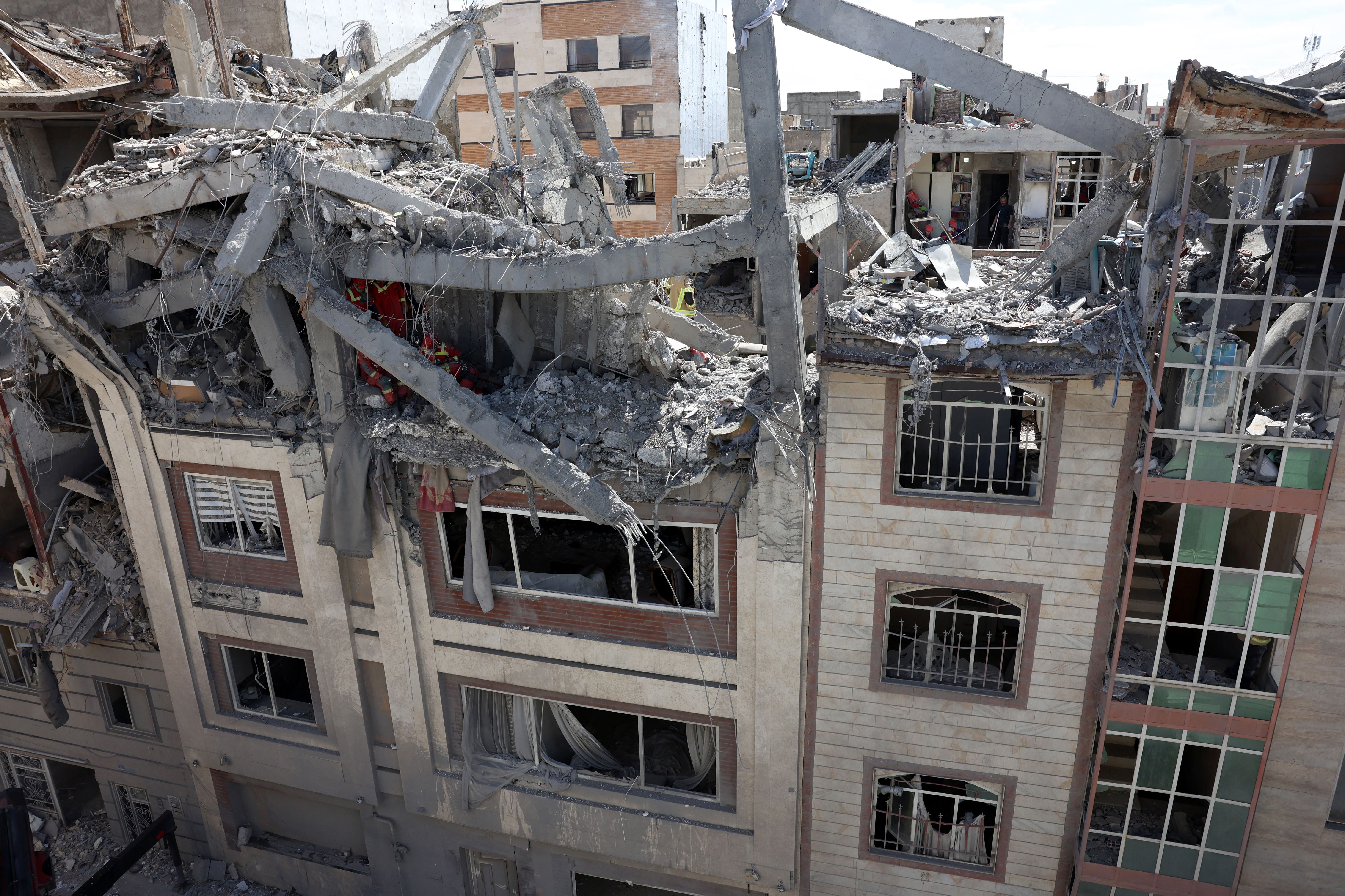 باڵەخانەیەکی نیشتەجێبوون لە تاران دوای بۆردوومان. وێنە: AFP