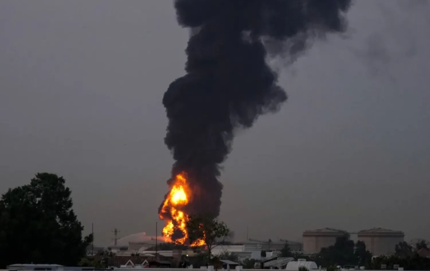 خزان وقود قرب مطار دبي أصيب بضرة طائرة مسيّرة