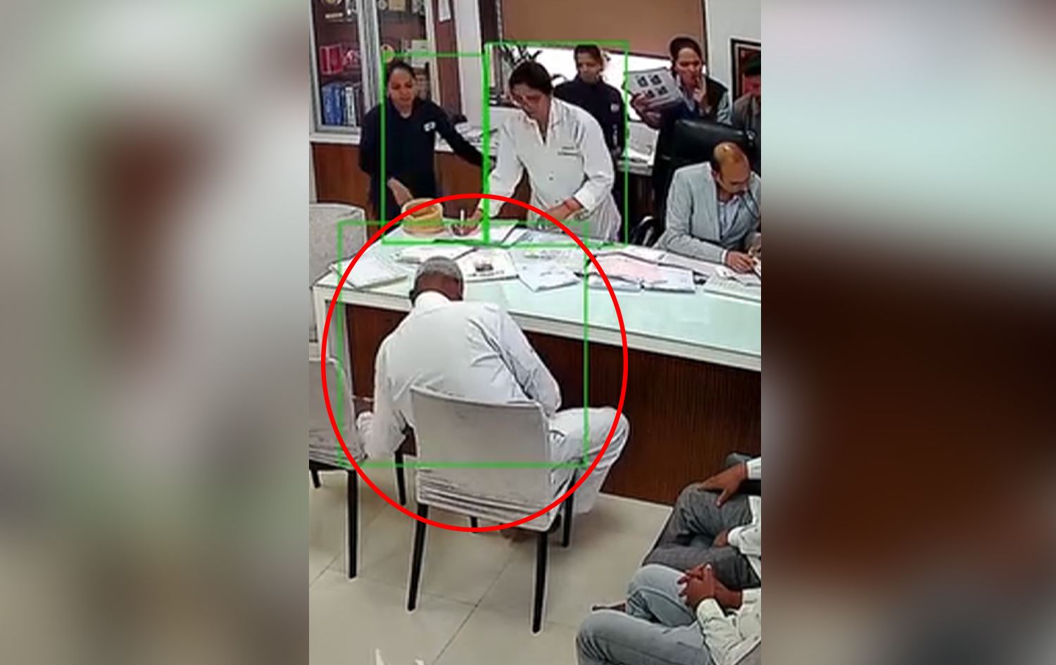 ئەو کاتەی پیاوەکە جەڵتەی دووەم لێی دەدات.