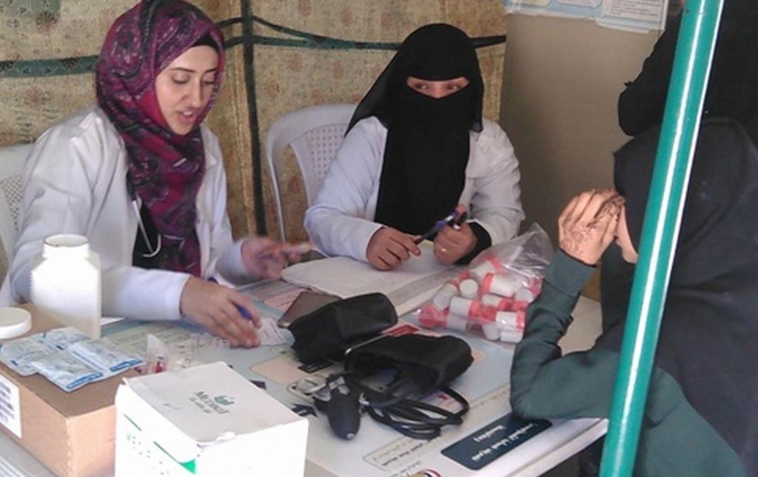 چەند کارمەندێک تووشبووی کۆلێرا چارەسەر دەکەن. وێنە: WHO