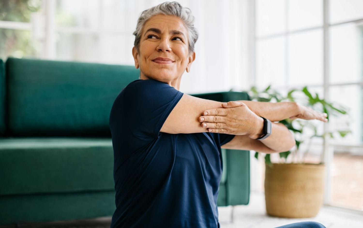 خانمێک وەرزش دەکات.