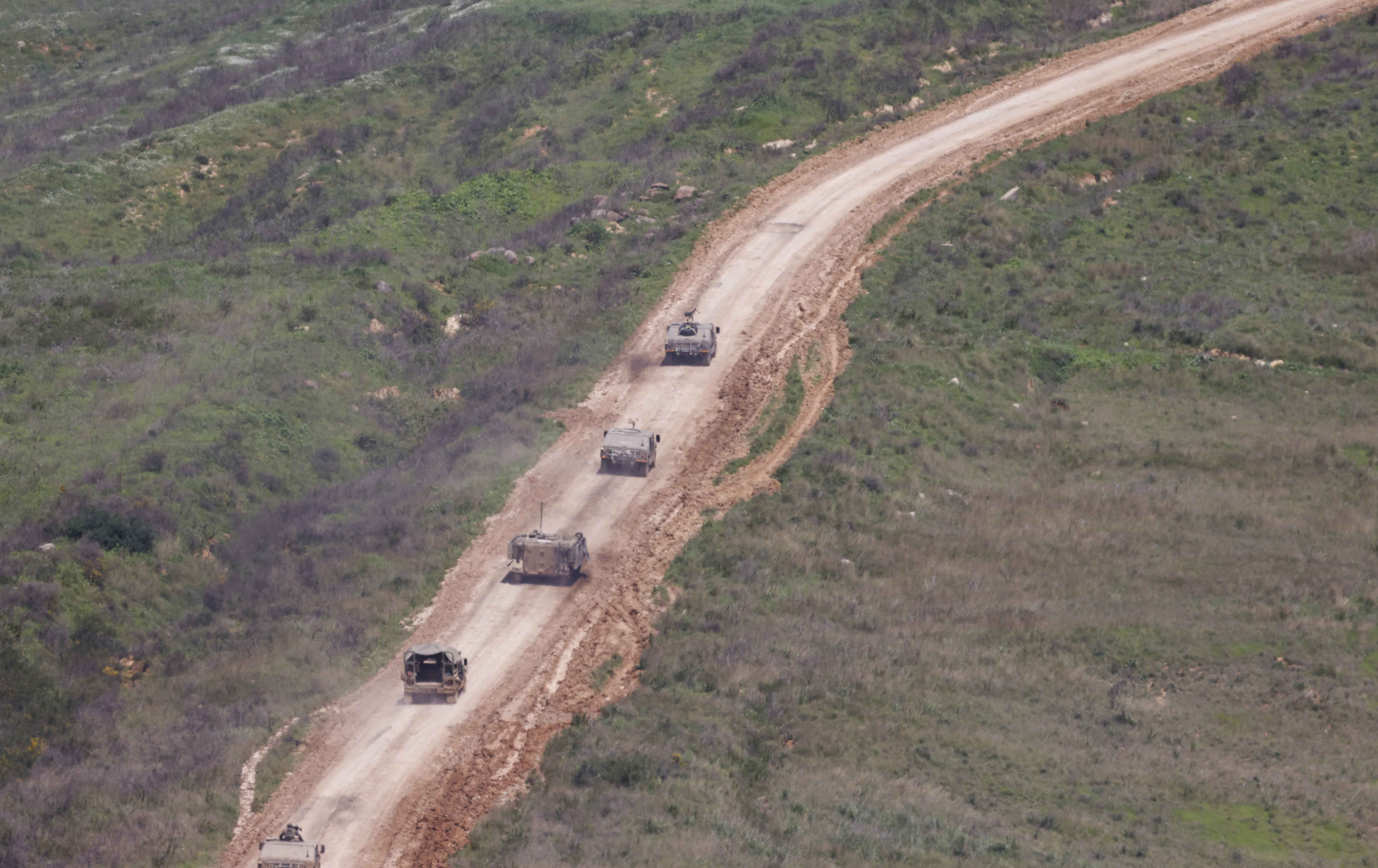 ژمارەیەک تانکی سوپای ئیسرائیل لە باشووری لوبنان. وێنە: AFP