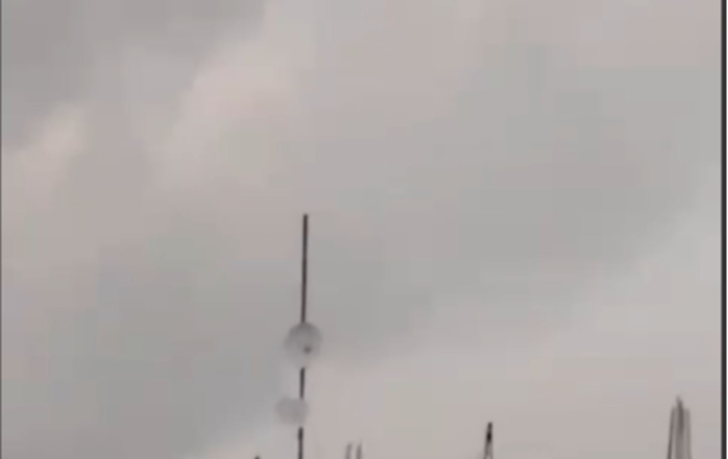 دووکەڵی هێرشەکە.