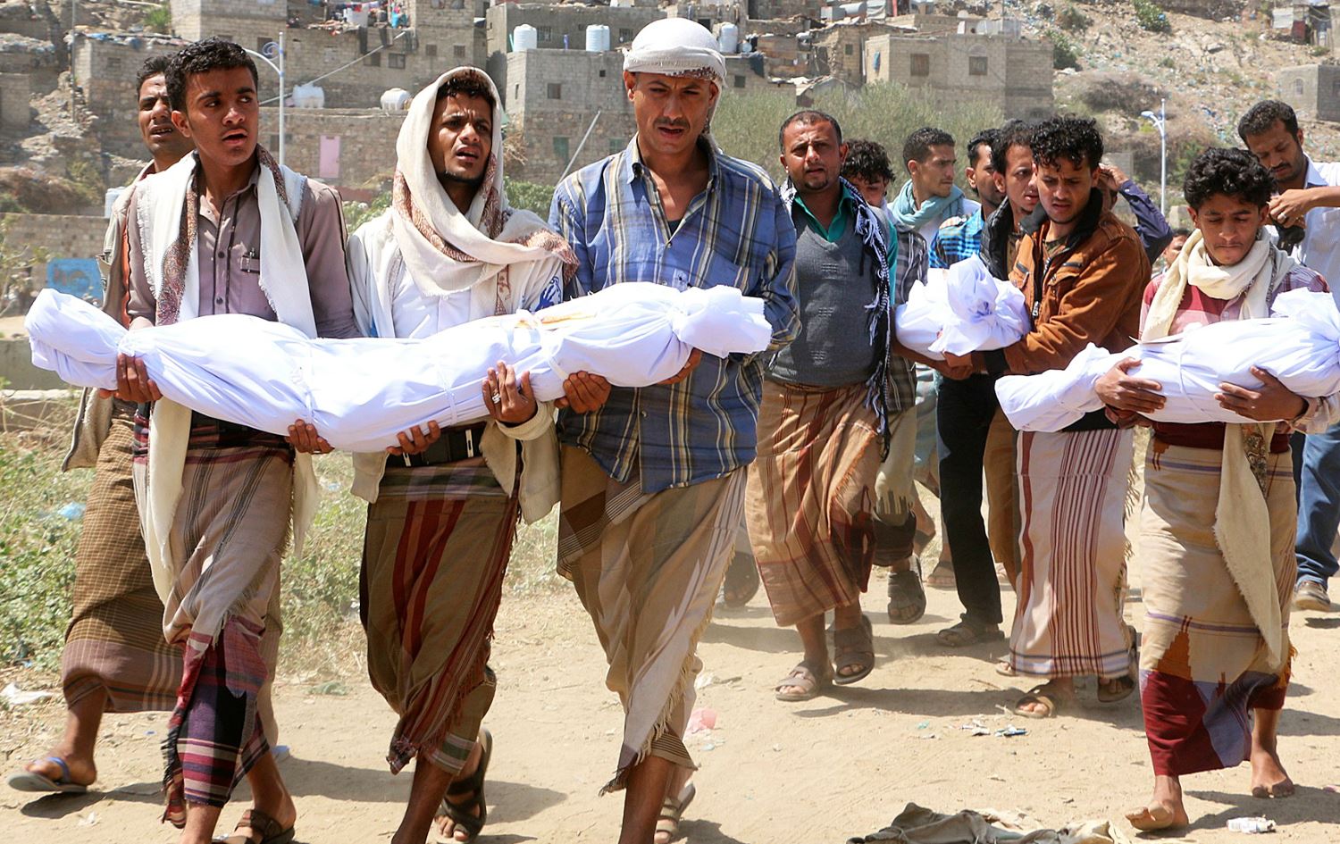 هێنانەوەی تەرمی چەند کەسێک کە بەهۆی جەنگەوە کوژراون لە یەمەن. وێنە: The New Arab