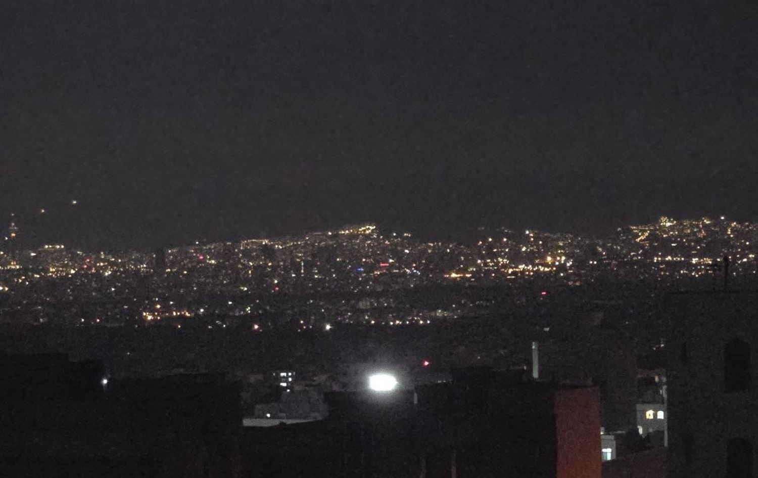 هێرشێکی بەرفراوان کرایە سەر تاران؛ دەنگی تەقینەوە دەبیسترێت و کارەبا بڕاوە