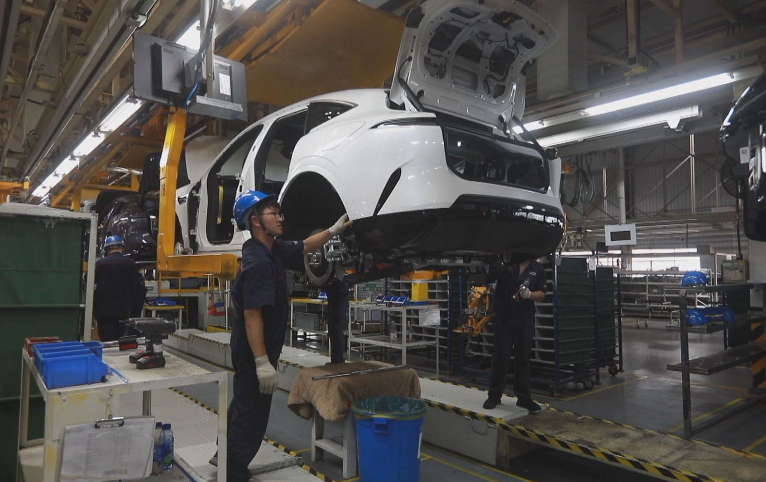 رووداو بەدواداچوون بۆ باتریی ئۆتۆمبێلە کارەباییەکانی چین دەکات؛ "بەرگەی گەرمای 50 پلە دەگرن؟"