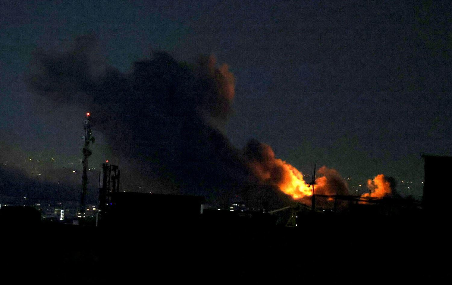 دیمەنی ساتی بۆردوومانێکی شەوی رابردوو بۆسەر تاران. وێنە: ATTA KENARE / AFP