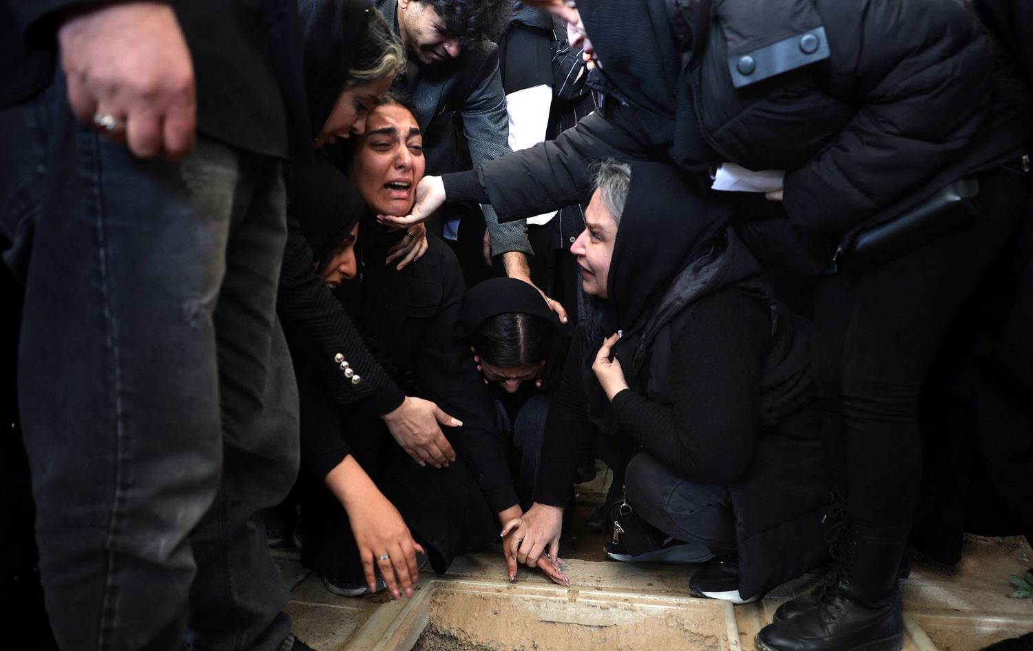 عدد من النساء الايرانيات في مجلس عزاء - AFP