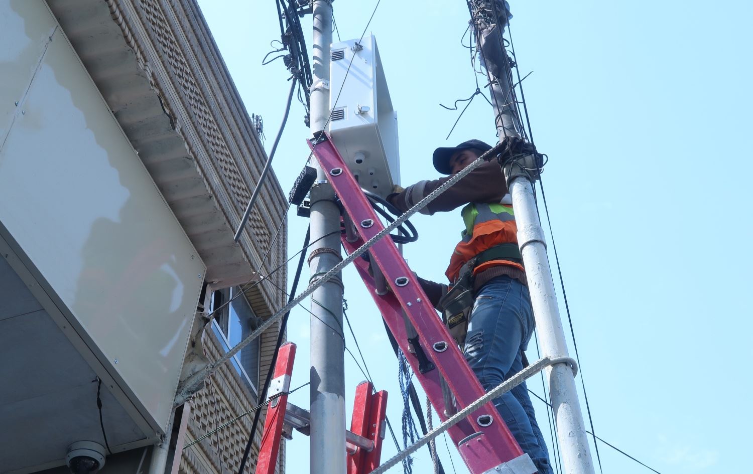  کارمەندێکی کارەبا. وێنە: بڵند تاهیر - رووداو