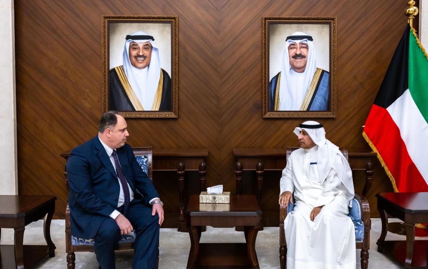 نائب وزير الخارجية الكويتي بالوكالة عزيز رحيم الديحاني والقائم بأعمال سفارة جمهورية العراق لدى دولة الكويت زيد عباس شنشول