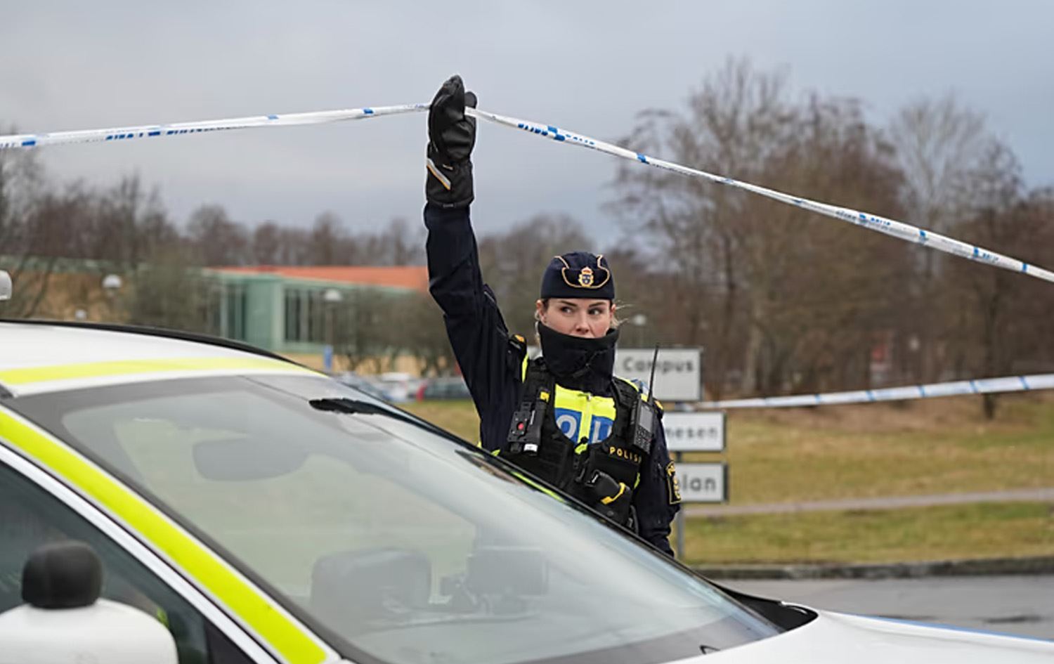 عنصر في الشرطة السويدية - AP