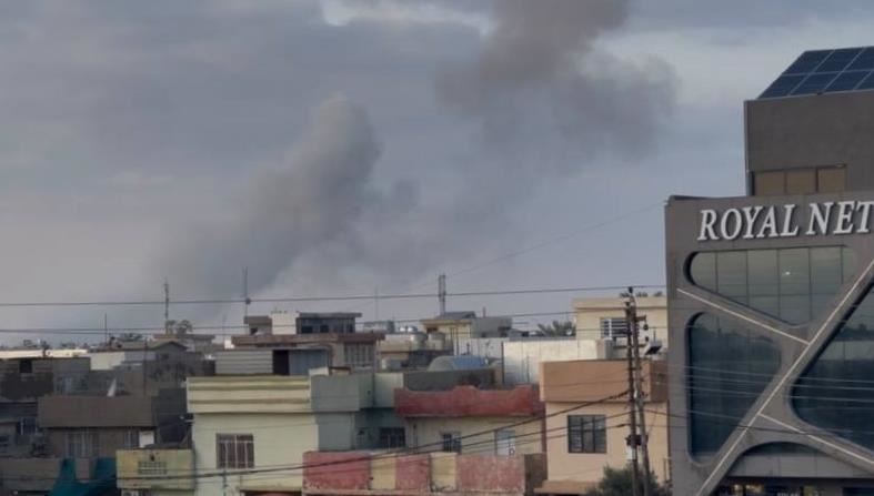 بەرزبوونەوەی دووکەڵ لە ناوچەیەکی عێراق دوای هێرشێک. وێنەکە بۆ روونکردنەوەی زیاتری هەواڵەکەیە