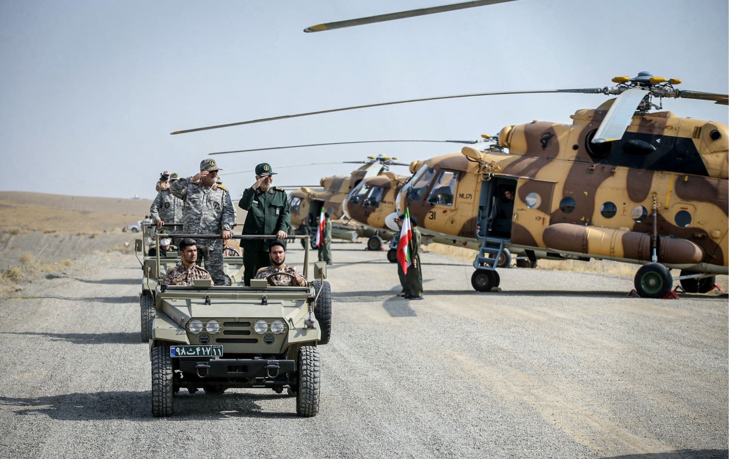 چەند بەرپرسێکی سوپای پاسداران سڵاو لە سەربازەکان دەکەن. وێنە: Reuters