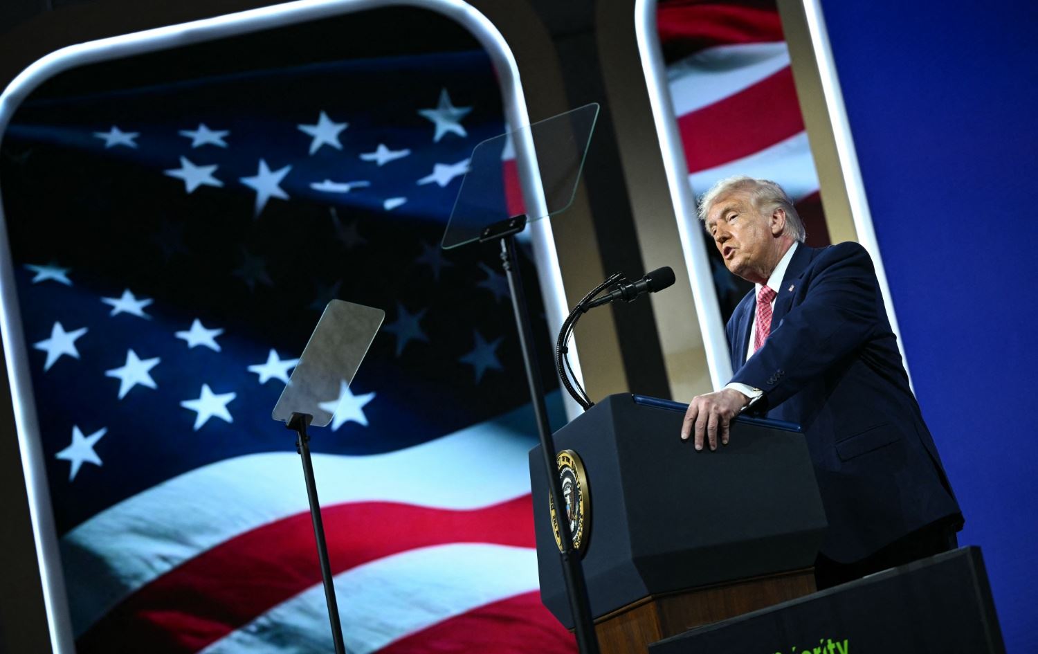 راپرسییەک: جەماوەری ترەمپ کەمدەبێتەوە و ئەمریکاییەکان لەبارەی جەنگی ئێران دابەش بوون