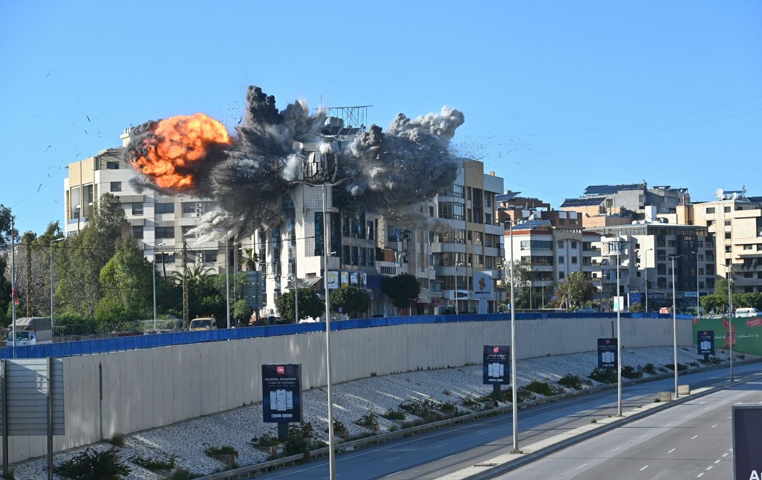 بۆردوومانکردنی باڵەخانەیەک لە گەڕەکەی زاحیە لە بەیرووتی لوبنان. وێنە: AFP