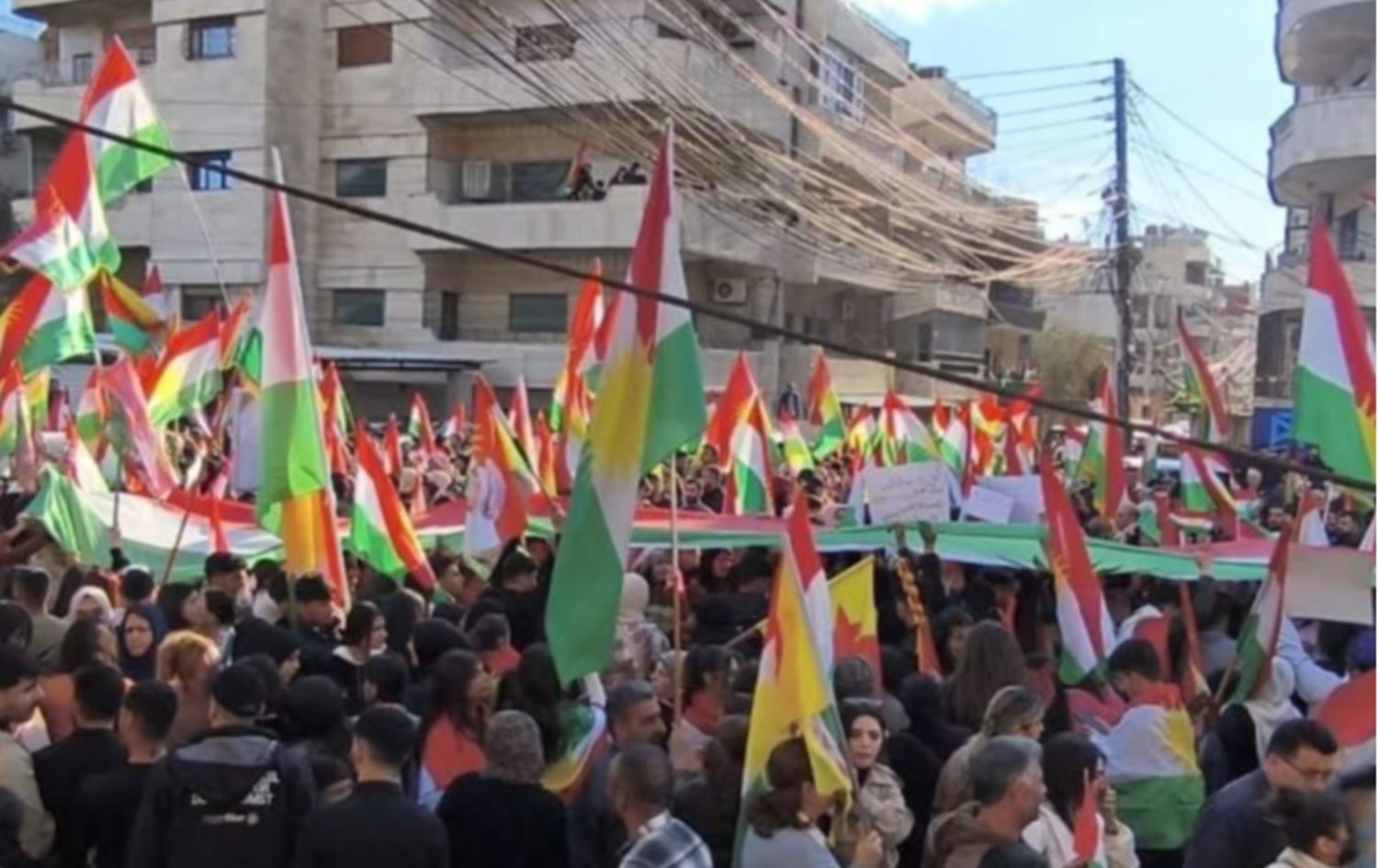 أهالي روجافا كوردستان ينددون بالهجمات على اقليم كوردستان