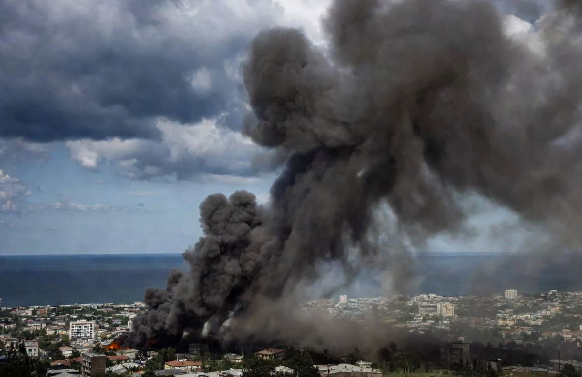 ئەو شوێنەی فڕۆکەکەی لێکەوتووەتە خوارەوە، ئاگر و دووکەڵ بەرز دەبێتەوە