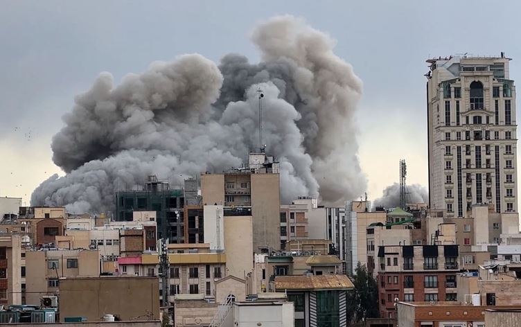 لحظة قصف اسرائيلي على ايران - AP